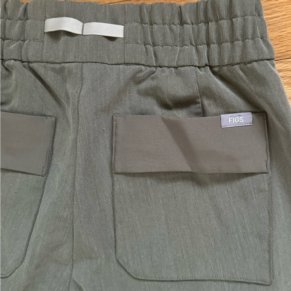 FIGS HEATHERED OLIVE SCRUB SET XS - Picture 8 of 9